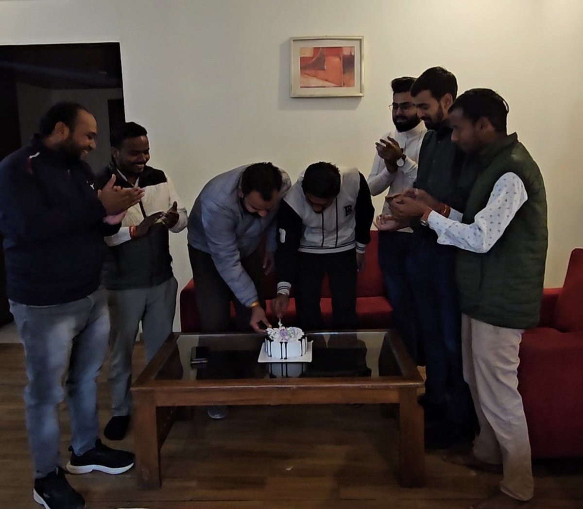 PankajUpdhNSUI's tweet photo. #4TH_DECEMBER
कल मेरे जन्मदिन के अवसर पर आज मध्य प्रदेश NSUI के पूर्व प्रदेश अध्यक्ष बड़े भैया मंजुल त्रिपाठी जी द्वारा केक कटवाकर मुझे जन्मदिन की शुभकामनाएं दी गई मैं हृदय से उनका धन्यवाद ज्ञापित करता हूँ,,
आपका आशीर्वाद व मार्गदर्शन हमेशा ऐसे ही मिलता रहे,,
@ManjulTripathi_ https://t.co/8JwSbAenAS
