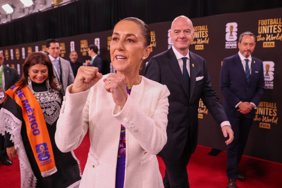 #Mundial2026 | Claudia Sheinbaum llegó a la gala y ya se tomó la foto con Gianni Infantino 🇲🇽

Sigue el sorteo EN VIVO por acá 👉🏼 goo.su/xbN7z