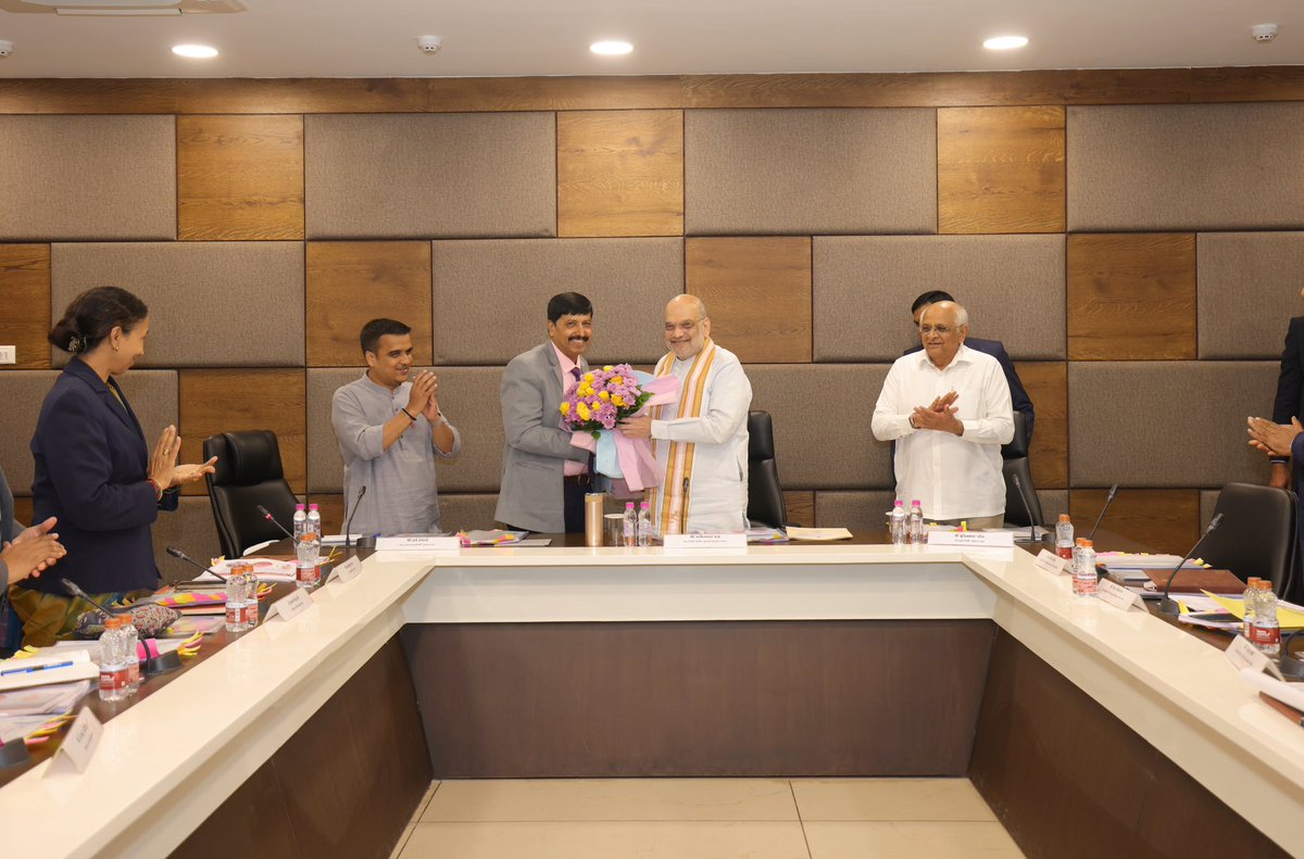 AmitShah's tweet image. आज गांधीनगर में सिंचाई विभाग द्वारा तालाबों के इंटर लिंकिंग कार्य की समीक्षा बैठक की।

अहमदाबाद व गाँधीनगर जिलों के 162 गाँवों में कुल 1349 तालाब हैं, जिन्हें आपस में जोड़ने के लिए सिंचाई विभाग, AUDA, GUDA, GMC एवं नर्मदा निगम सहित विभिन्न सरकारी एजेंसियाँ कार्य कर रही हैं।…