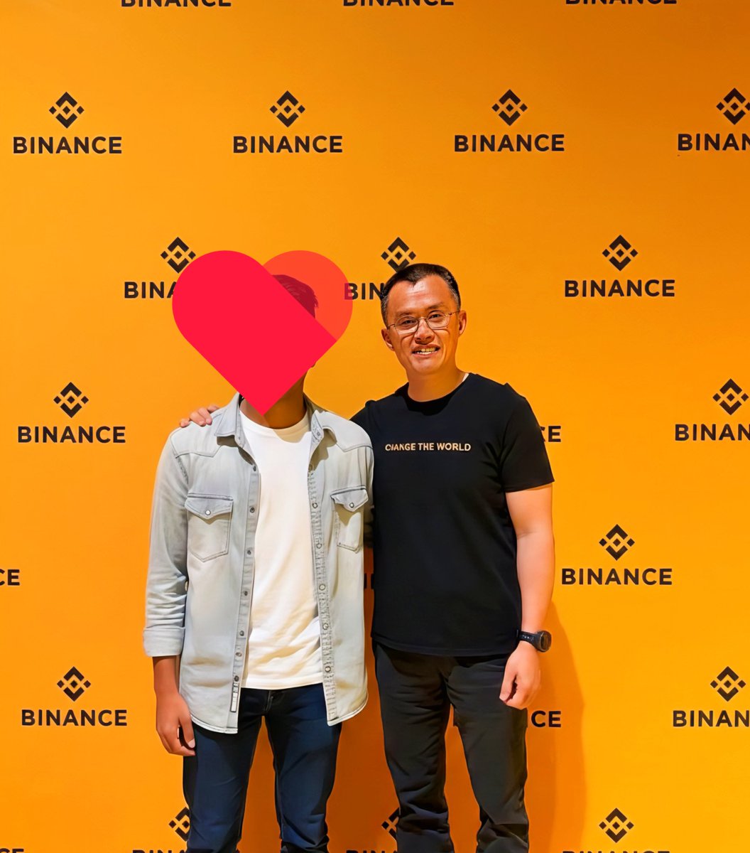 Marks_BTC's tweet photo. @cz_binance You see the impact when you stand in front of someone who changed this industry.
You feel the weight of every decision he made.
You feel why leadership matters.

I took a selfie with him.
Not for hype.
For memory.
For proof that real work brings real moments. https://t.co/l7xBGCxjuI