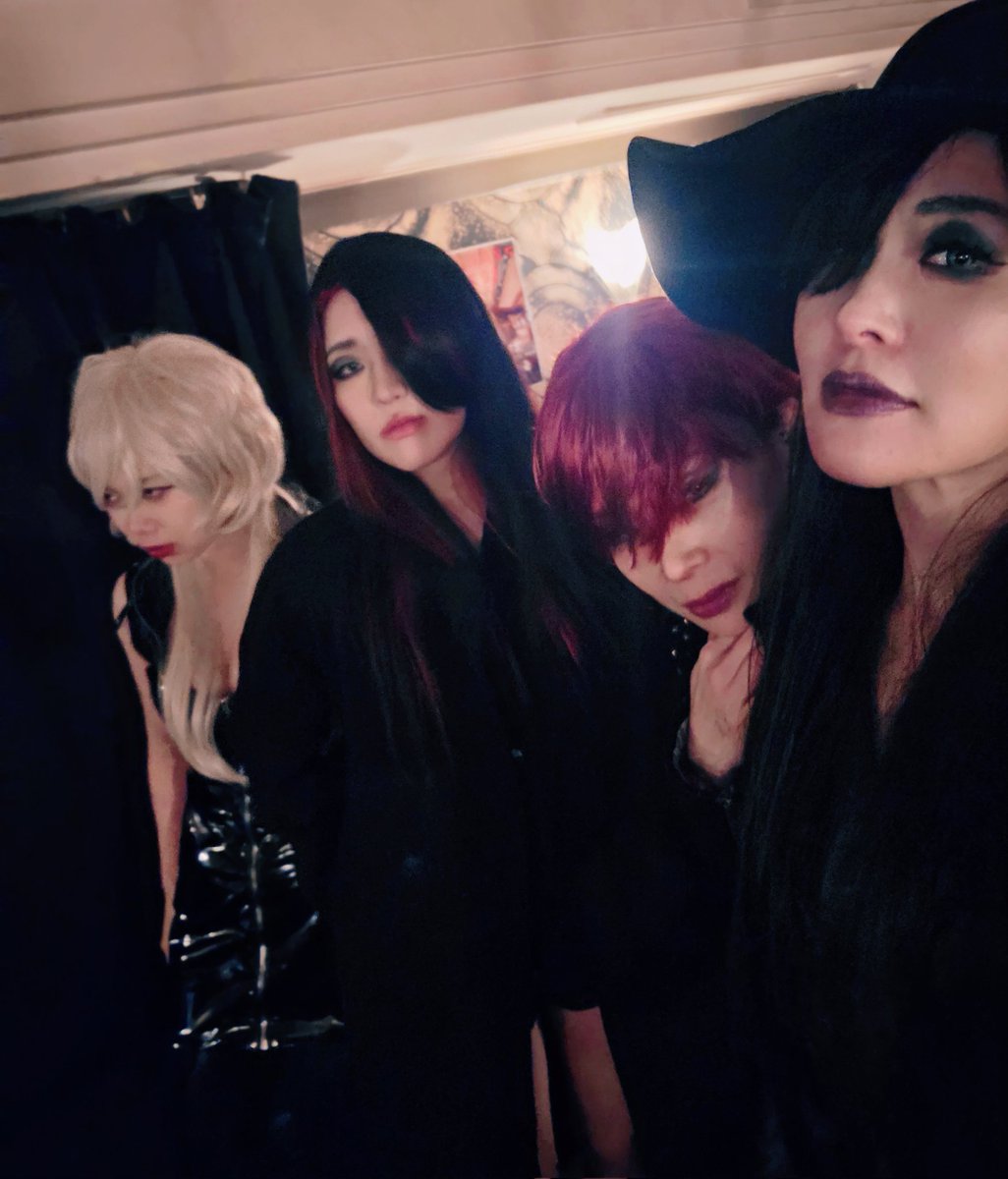 飛鳥エキスポ二日目、厳かに終了いたしました。

今夜はライブハウス バルバラでした。
グルーヴ感えげつない夜でした。
また明日もどうぞよしなに。
心して。

我々はLUNA SEAでした！！！！