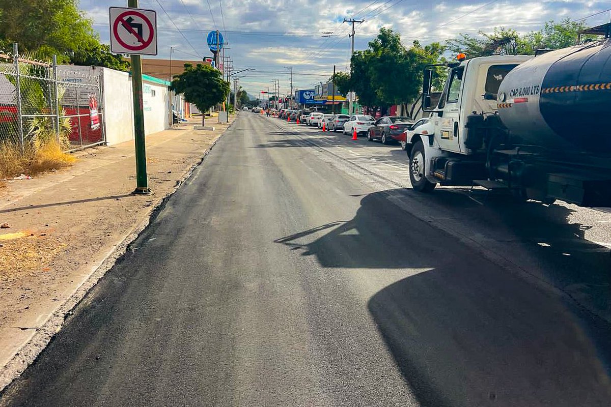 🦺Seguimos con el mantenimiento preventivo en nuestras vialidades. 
Hoy trabajamos en la calle Monteverde, entre Luis Encinas y Periférico Norte, para que tus recorridos sean más seguros y sin contratiempos. 🚕🚙