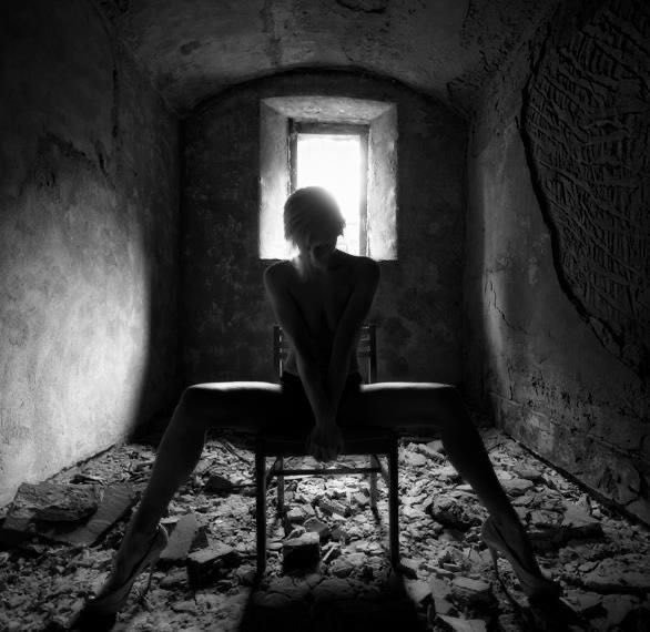 Tantas dudas acumuladas en el armario.

Al abrirlo,
un golpe de realidad:

el caos se organiza en desorganizarme.