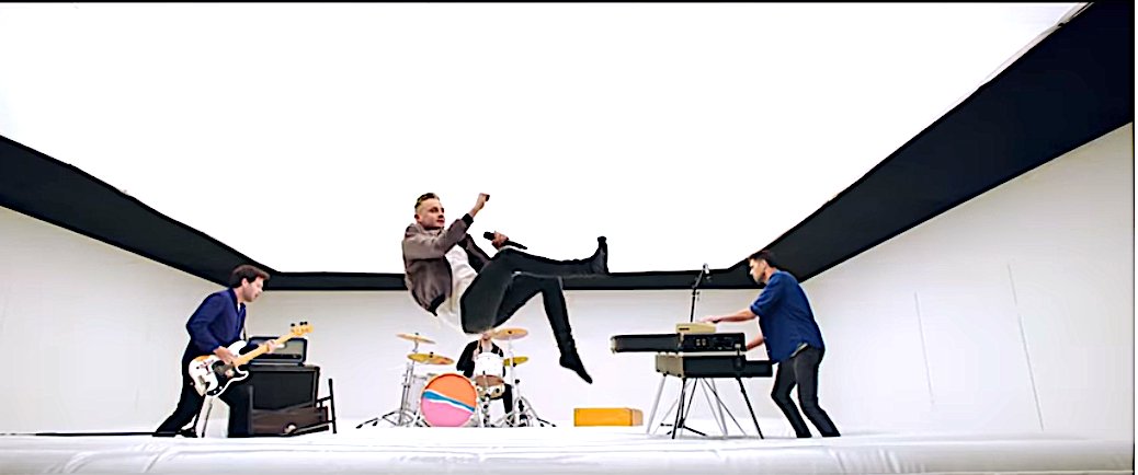 krauseromulo's tweet photo. Well they said you were a bright child
Never anything but joy behind your eyes
No sign of all the dark clouds
Spreading like volcanic dust over your blue skies
Now they're looking for an answer
Where the rot set in and set up the landslide
 (...)
KEANE, The Way I Feel (2019). https://t.co/E1wdzRCsCA