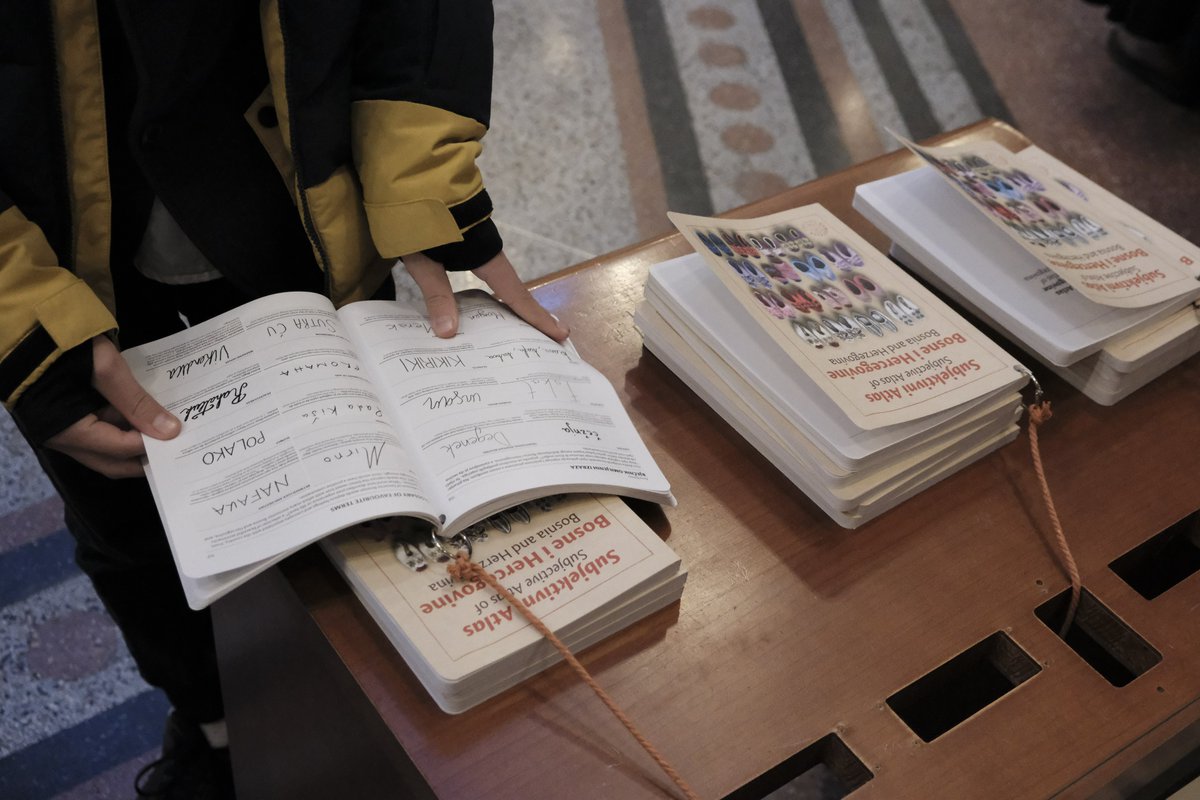 U okviru obilježavanja 30 godina mira u 🇧🇦, 88 mladih autora kreiralo je Subjektivni Atlas Bosne i Hercegovine koji kroz crteže, kolaže i fotografije prikazuje kako mladi vide, osjete i zamišljaju svoju državu​. 🕊️

Ove sedmice je organizovano prvo predstavljanje Subjektivnog