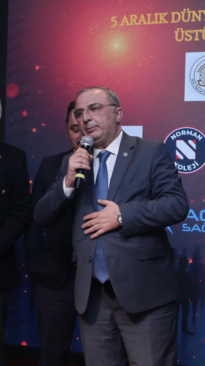 Rize_Federasyon's tweet photo. 🎉 Ankara’nın En Prestijli Ödülü RİDEF’e!

Ankara Sivil Toplum Kuruluşları Platformu (ASTOP), Ankara Rize Dernekleri Federasyonu (RİDEF)’i toplum yararına yürüttüğü güçlü çalışmaları nedeniyle **“Üstün Hizmet ve Başarı Ödülü”**ne layık gördü.
Federasyon Yönetim Kurulumuz ve Federasyonumuzu oluşturan derneklerimiz adına  ödülü düzenlenen törende RİDEF adına Genel Başkanımız Muammer Bostan teslim aldı.
Rizeyi en güzel şekilde Ankarada yaşatmaya ayrıca yaşadığımız doyduğumuz şehir Başkent Ankara’ya hizmet etmeye devam edeceğiz .
Bizlere bu ödülü layık gören ASTOP Yönetimine teşekkür ediyoruz