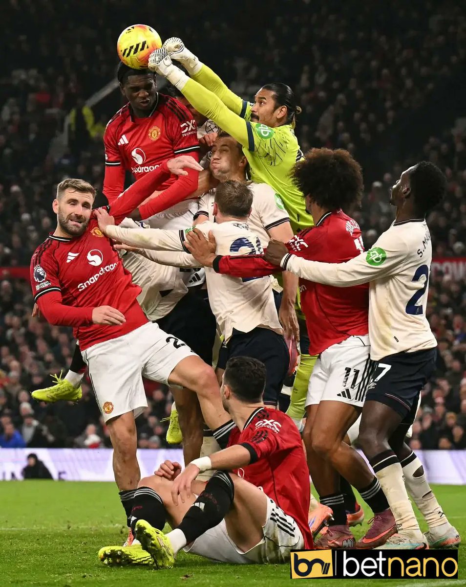 TrollFootball's tweet photo. Premier league Christmas tree https://t.co/8tvwAwDz3I