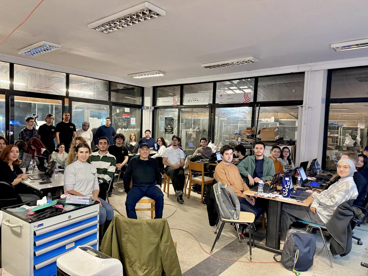 Başkanımız Mustafa Aksoy, son olarak İTÜ Racing takımını ziyaret etti.

Mühendislik öğrencilerinin takım çalışmalarını güçlendirmeyi ve gelişimlerine katkı sağlamayı hedefleyen projemiz için İTÜ Racing’in atölyesinde bulunmak büyük bir mutluluktu. Takımın teknik süreçleri,