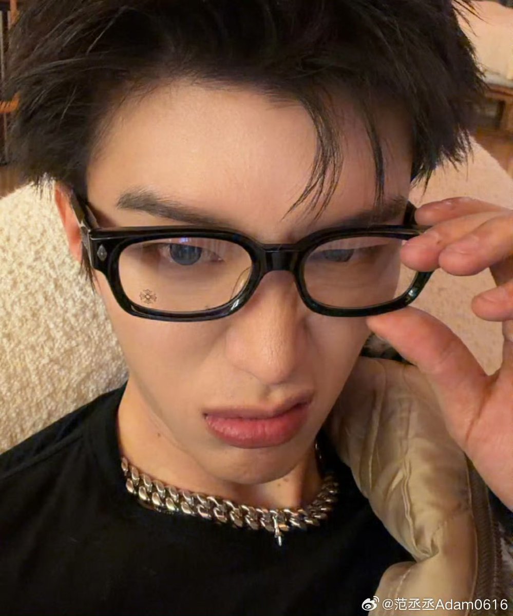 ofAdamn's tweet image. Pesona cowok cina yang bikin kalian lupa diri, tapi sayang aku punyanya @vohyunah seorang.