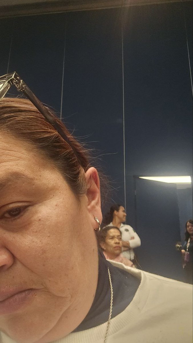 marianabtch's tweet photo. @goliveros , aparte nos rodeo gente de la editorial y policías, durante toda la conferencia, sin que hubieramos hecho nada y esperamos hasta la ronda de preguntas y respuestas levantando manos y nos sacaron del recinto para que la señora pudiera firmar libros aqui te dejo la muestra