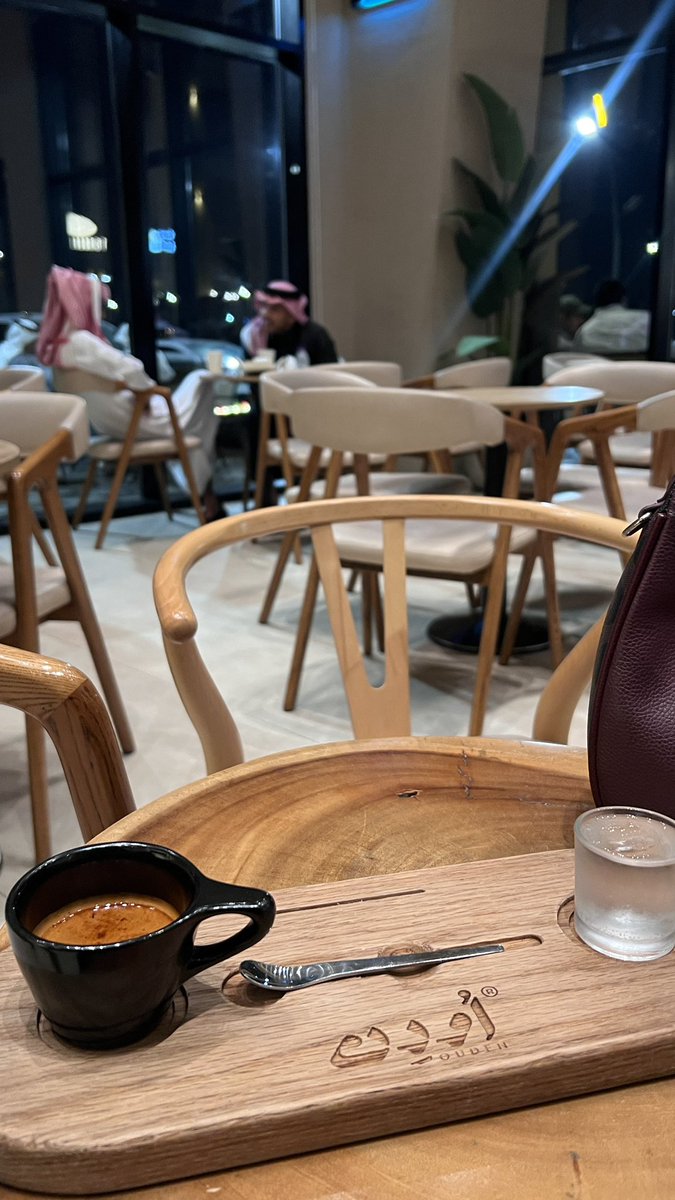 باچَر يلمنِي الوكَت حدِر التُراب
وأنتَ حتىٰ بشوُفتك ضِل باخَل ..