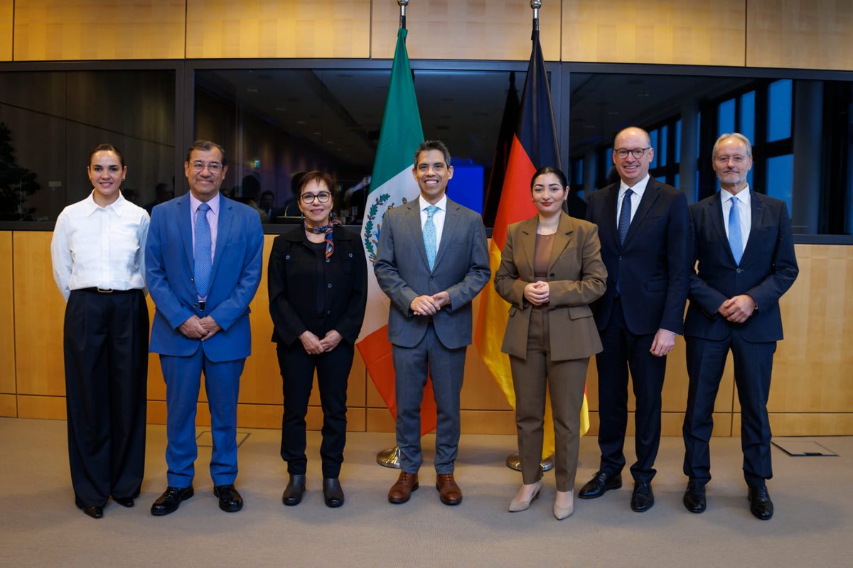 SENER_mx's tweet photo. La #SENER fortalece el diálogo, el intercambio de experiencias y la colaboración entre México 🇲🇽 y Alemania 🇩🇪 para alcanzar los compromisos internacionales en materia de reducción de emisiones de gases de efecto invernadero y así transitar hacia un sistema energético más sustentable. 

Durante gira de trabajo en Berlín, el Subsecretario de Planeación y Transición Energética, Dr. Jorge Islas Samperio, participó en las negociaciones gubernamentales entre ambos países, en las que resaltó la convocatoria para la atención de proyectos prioritarios del sector privado que permitirá a México aumentar la participación de #EnergíasLimpias en la generación de electricidad por lo menos al 38% en el año 2030.

Esta reunión fue inaugurada por la ministra Reem Alabali Radovan del @BMZ_Bund, quien agradeció la presencia del Subsecretario y del Embajador de México, Francisco Quiroga.