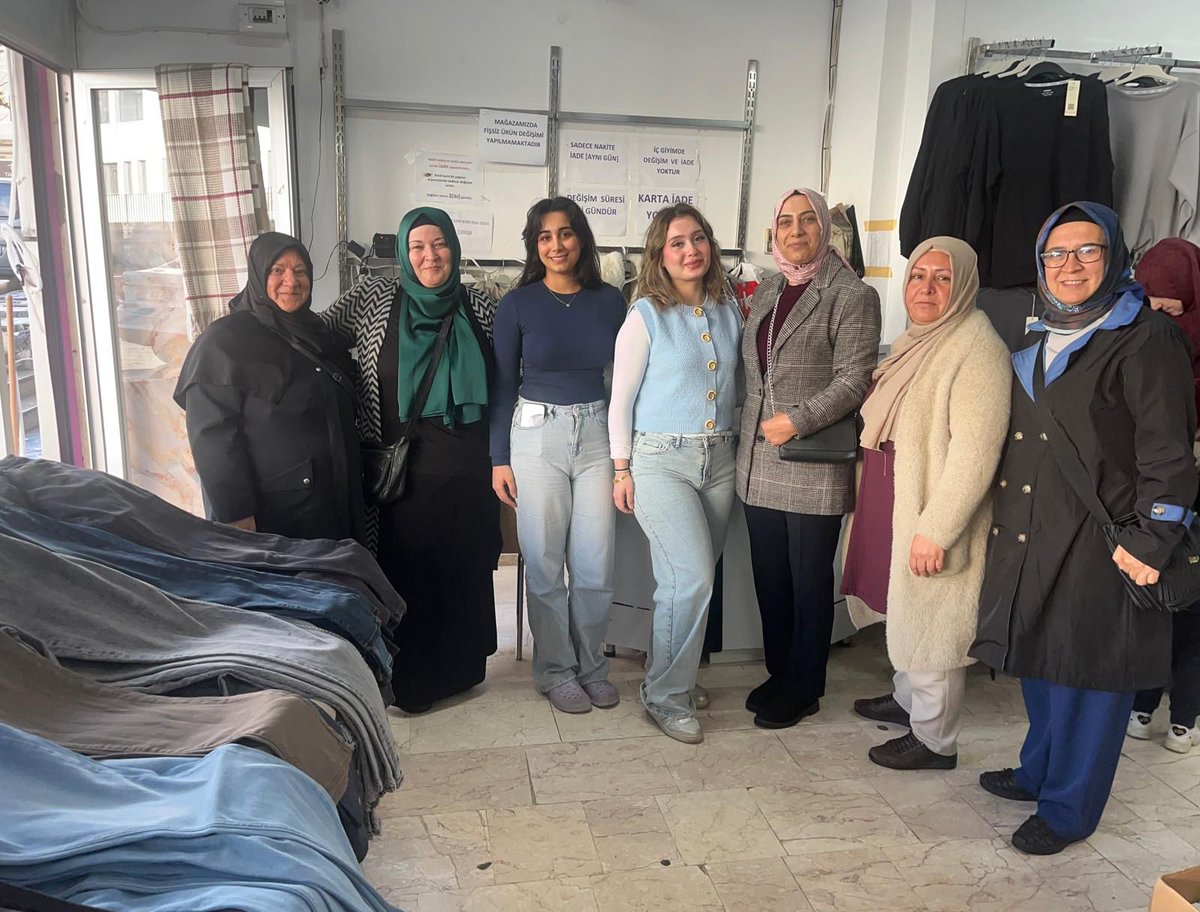 akkadinsultangi's tweet photo. Ekonomi Birim Başkanımızın @nevinkurt'un öncülüğünde kıymetli esnaflarımızı ziyaret ettik. Hem taleplerini dinledik hem  çalışmalarımıza dair bilgilendirmelerde bulunduk. Emekleriyle şehrimizin ekonomisine değer katan tüm esnaflarımıza misafirperverlikleri için teşekkür ediyoruz. https://t.co/RWqkPVPtfI