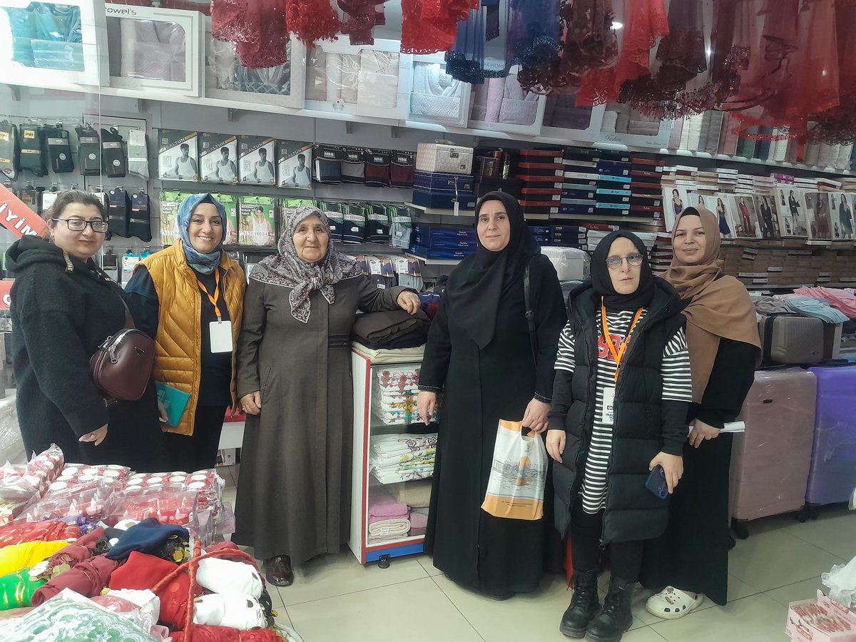 akkadinsultangi's tweet photo. Ekonomi Birim Başkanımızın @nevinkurt'un öncülüğünde kıymetli esnaflarımızı ziyaret ettik. Hem taleplerini dinledik hem  çalışmalarımıza dair bilgilendirmelerde bulunduk. Emekleriyle şehrimizin ekonomisine değer katan tüm esnaflarımıza misafirperverlikleri için teşekkür ediyoruz. https://t.co/RWqkPVPtfI