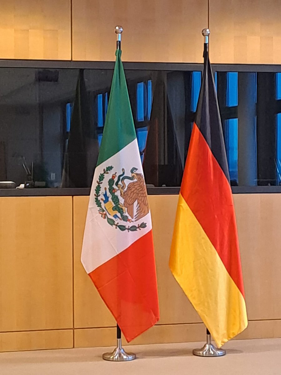 SENER_mx's tweet photo. La #SENER fortalece el diálogo, el intercambio de experiencias y la colaboración entre México 🇲🇽 y Alemania 🇩🇪 para alcanzar los compromisos internacionales en materia de reducción de emisiones de gases de efecto invernadero y así transitar hacia un sistema energético más sustentable. 

Durante gira de trabajo en Berlín, el Subsecretario de Planeación y Transición Energética, Dr. Jorge Islas Samperio, participó en las negociaciones gubernamentales entre ambos países, en las que resaltó la convocatoria para la atención de proyectos prioritarios del sector privado que permitirá a México aumentar la participación de #EnergíasLimpias en la generación de electricidad por lo menos al 38% en el año 2030.

Esta reunión fue inaugurada por la ministra Reem Alabali Radovan del @BMZ_Bund, quien agradeció la presencia del Subsecretario y del Embajador de México, Francisco Quiroga.