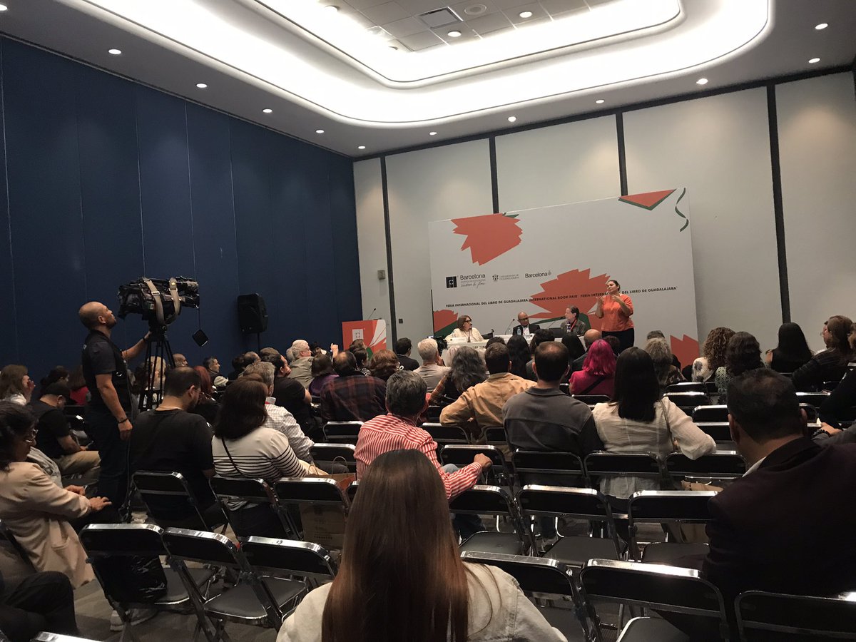 "Solo 3" dice jaja
Pobre del chavo que puso y quito las sillas, trabajar tanto para que ni se ocupen. 

Si estos son los que convocan a su marcha morenista, ahora entiendo por que gastan tanto en acarreados