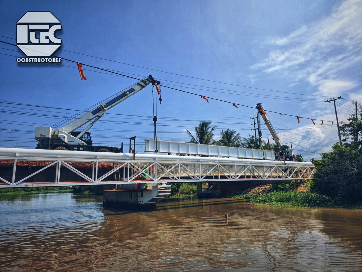 🚧 La #Reconstrucción siempre busca continuar con el noble objetivo de #Servir.

Estamos...

¡ Construyendo #Veracruz, Construyendo #México ! 🇲🇽

👷🏾‍♂️👷🏾‍♀️🦺🚧⛏️🧱