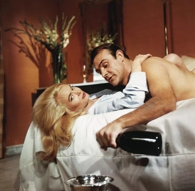 Vendredi, 18h, vous cherchez un remède contre la chute de l'Empire de la Connerie ?
Soyez élégants.