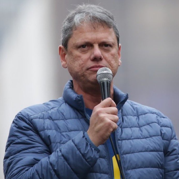 NewsLiberdade's tweet image. 🚨URGENTE - Tarcísio de Freitas já foi avisado de que Bolsonaro escolheu seu filho Flávio como seu candidato à Presidência em 2026, diz Metrópoles