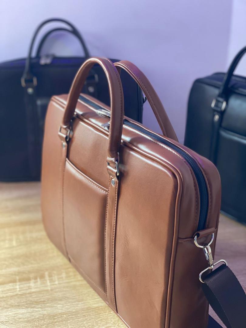 Comfort meets protection 🛡️💻 — your laptop deserves this bag 🎒