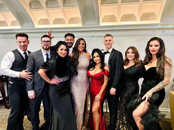 💍 The entire 'Jersey Shore' cast attended Sammi Sweetheart's wedding except Ronnie.

Exclusive details: tmz.me/ty9T1uH