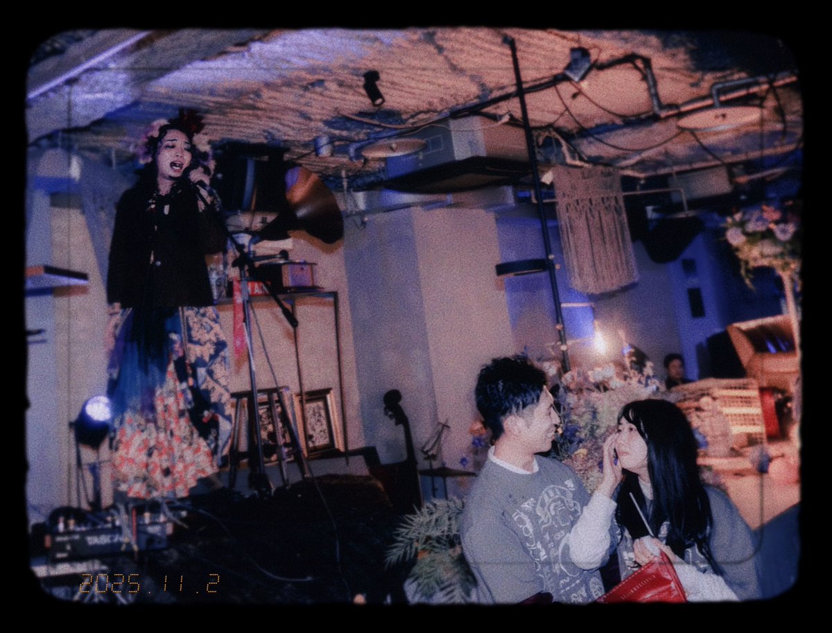 H__ka__ru__'s tweet image. #唇愛なるてんやわんや
⠀
〝 公開プロポーズ〟
覚えていますでしょうか。
⠀
お店の常連さんカップルだったんです💋
⠀
「打ち上げかORIGAMiかどこでしようかなプロポーズ..指輪が！ママ！届いた！！」
咄嗟に出た言葉が
『演奏中にしたらいいじゃない！』
..であのシーンがうまれました。…