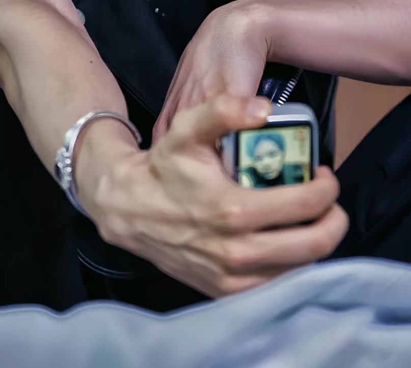 Oh, Heeseung's hand...😵‍💫😵‍💫😵‍💫