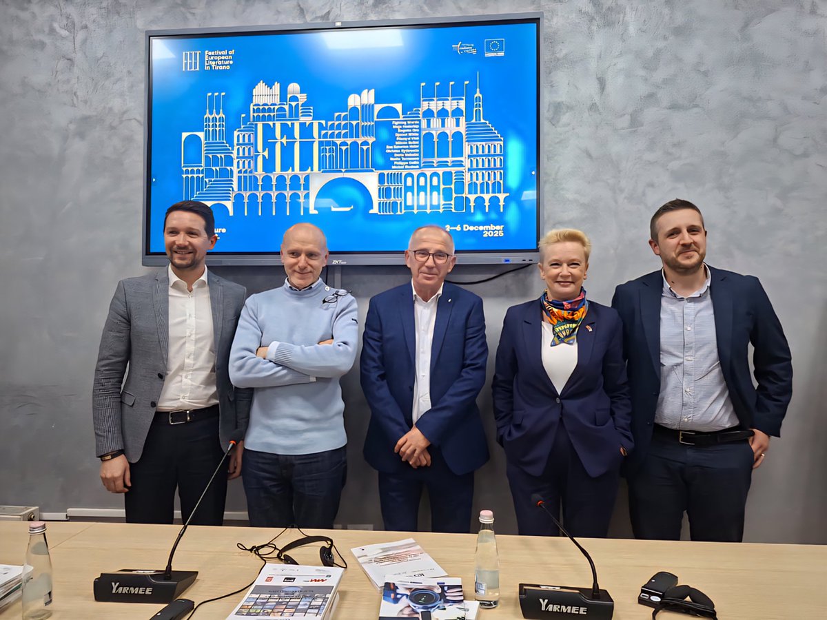 L'écrivain ✍️ &amp; journaliste 🎙 🇫🇷 Philippe Collin s'est joint aux étudiants &amp; aux professeurs 👨‍🏫👩‍🏫 du département de journalisme &amp; de communication pour échanger sur la politique &amp; le journalisme. Cette discussion interactive s'est déroulée dans le cadre de #FELT2025.