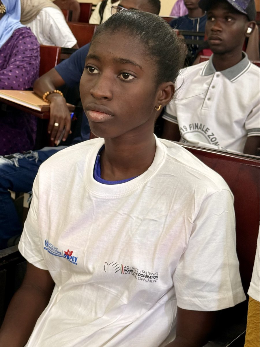ONU_Droits_BRAO's tweet photo. Le PAPEV et la CAPE ont réuni à l’ENO de Kolda un panel crucial sur Jeunes, Numérique et Santé mentale. Les étudiants, venus en masse, ont bénéficié d’une formation sur les opportunités mais aussi les dérives du net.
 #Jeunes #Numérique #Kolda #PAPEV #AICS #CAPE https://t.co/bMW6LTDzku