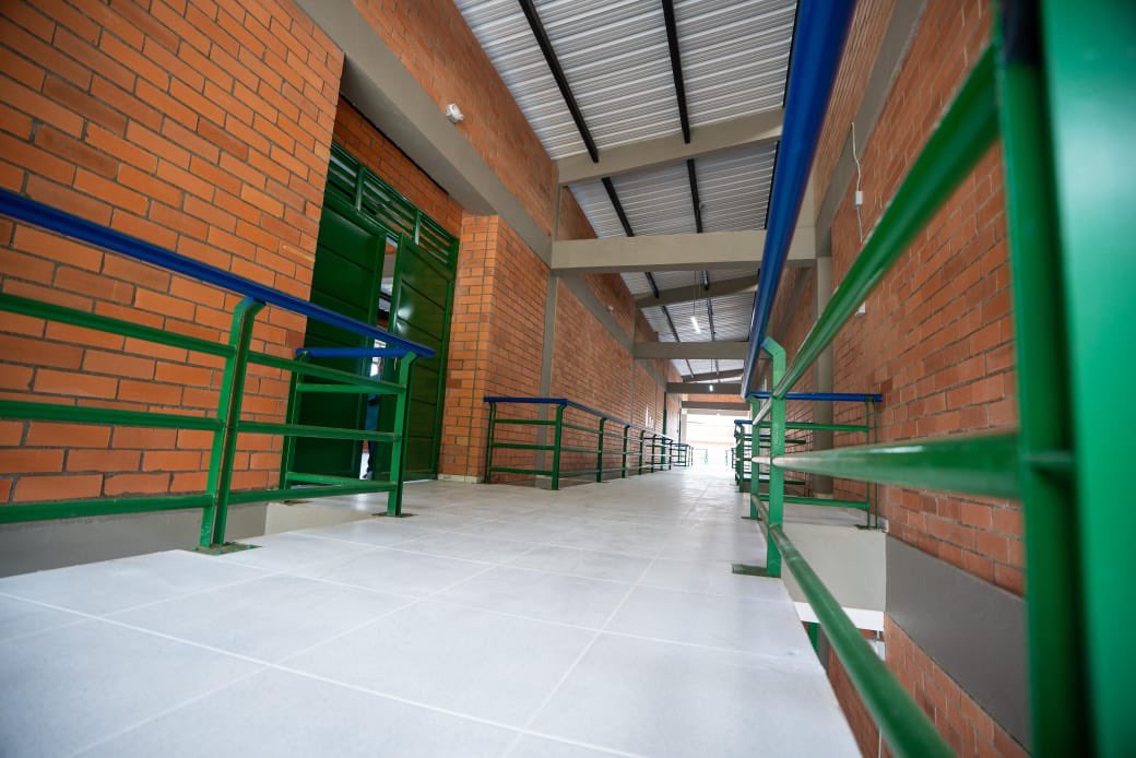 FondoFFIE's tweet photo. El gerente @SebasCaballer0 en compañía del equipo #FFIE y junto a la Gobernadora del Chocó @GobChoco hizo entrega de las nuevas instalaciones del colegio Luis López de Mesa en Bahía Solano.
El @Mineducacion aportó el 99 % y se hizo realidad esta obra después de años de espera. https://t.co/x9p97irRwm
