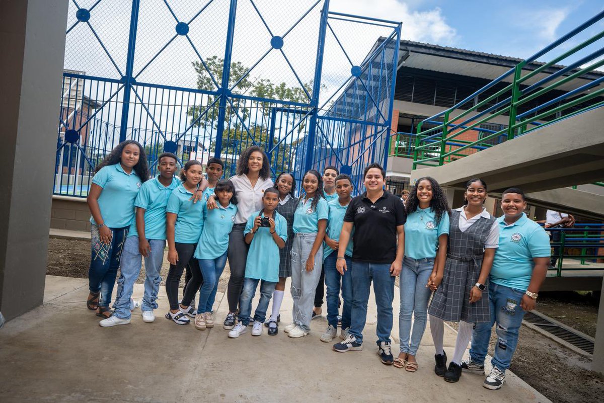 FondoFFIE's tweet photo. El gerente @SebasCaballer0 en compañía del equipo #FFIE y junto a la Gobernadora del Chocó @GobChoco hizo entrega de las nuevas instalaciones del colegio Luis López de Mesa en Bahía Solano.
El @Mineducacion aportó el 99 % y se hizo realidad esta obra después de años de espera. https://t.co/x9p97irRwm