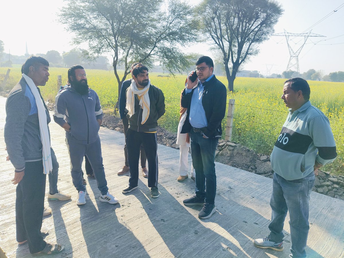 आज विधानसभा क्षेत्र शाहपुरा के नगर पालिका खेजरोली में आमजन की शिकायत पर अटल पथ का जायजा लिया, तो पाया कि कुछ महीनों पहले ही बनें अटल पथ कई जगहों से क्षतिग्रस्त हो चुका हैं।

इस संबंध में तत्काल सार्वजनिक निर्माण विभाग के X.EN महोदय से दूरभाष पर बात की, तो उन्होंने कहा कि जो पैनल