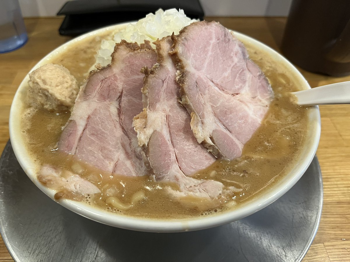 これは今日の昼、営業訪問を一件残しながらも喰らい散らかしたラーメン