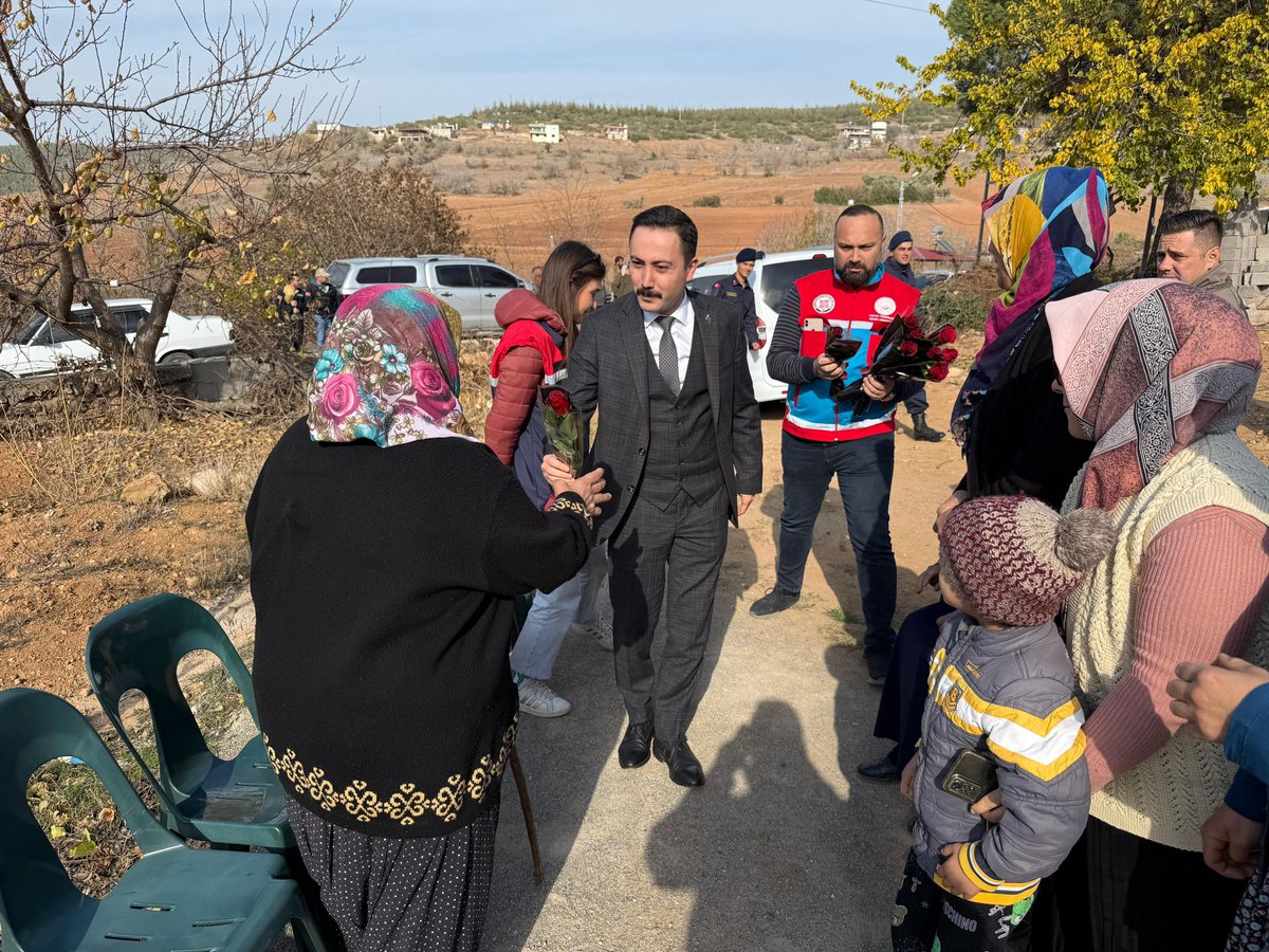 Kaymakamımız Sayın Hüseyin BÜTÜNER, ilçe protokolü ile birlikte Sarayova Köyü’nde Cuma namazının ardından vatandaşlarımızla bir araya gelerek talep ve önerilerini dinledi.
Ayrıca 5 Aralık Dünya Kadın Hakları Günü kapsamında kadınlarımızın gününü kutladı.