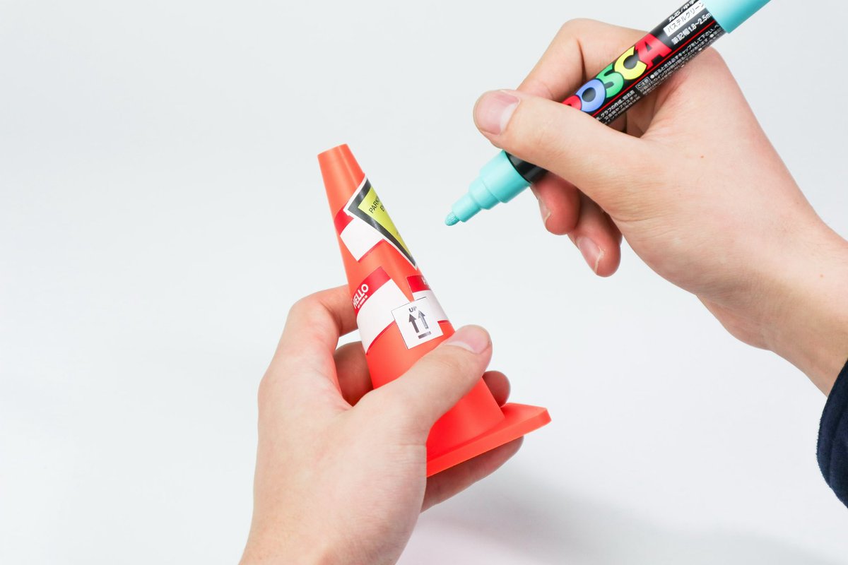 Shin_____D's tweet image. 模型のカラーコーンに落書きすをする