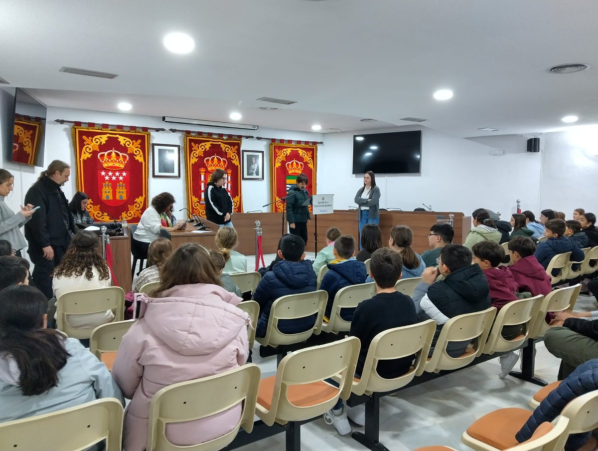 Los Venturines de 6º han bajado al ayuntamiento a celebrar el día de la Constitución haciendo una lectura entre todos de la Carta Magna