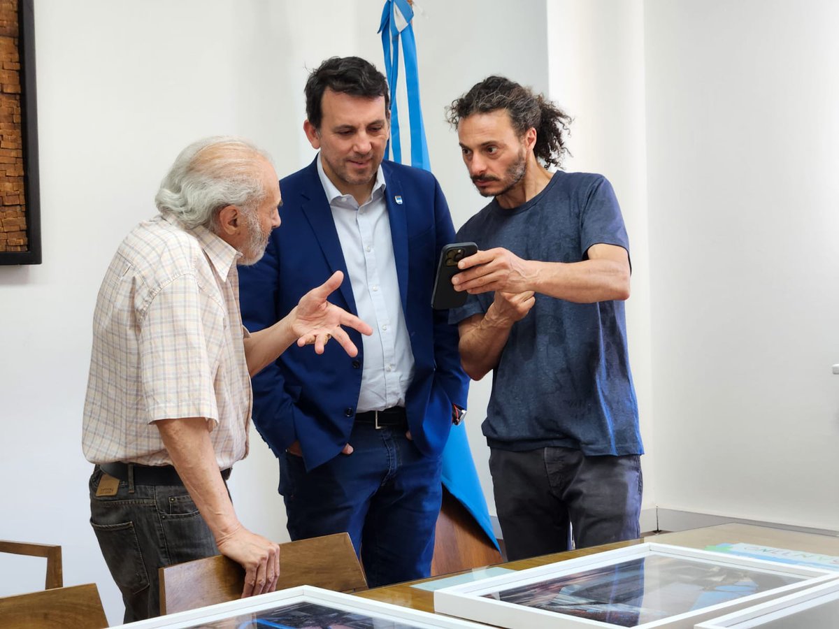 Federico y Cayetano Arcidiacono, son dos artistas mendocinos que realizaron un trabajo fotográfico sobre varias de nuestras escuelas históricas.

Quiero compartirlo con ustedes, porque ponen en valor la arquitectura, la identidad y la historia de edificios que forman parte de la