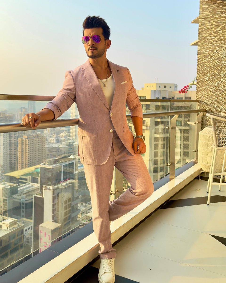 Thearjunbijlani's tweet photo. Kala chashma is overrated now. Duniya thodi rangeen dikhni chahiye 🤭🍇 

#ArjunBijlani #OOTD #Fashion https://t.co/cG8qYGKJrA