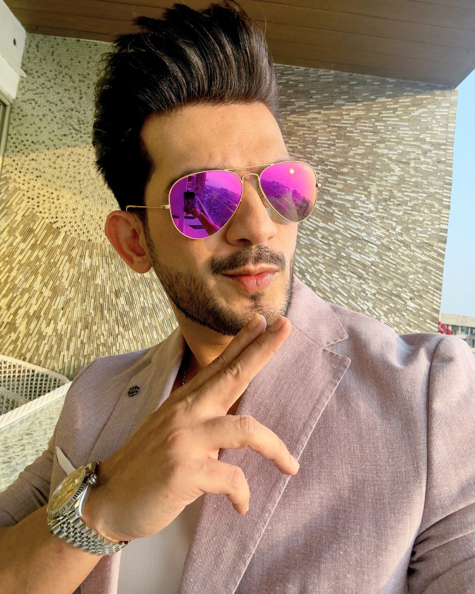 Thearjunbijlani's tweet photo. Kala chashma is overrated now. Duniya thodi rangeen dikhni chahiye 🤭🍇 

#ArjunBijlani #OOTD #Fashion https://t.co/cG8qYGKJrA