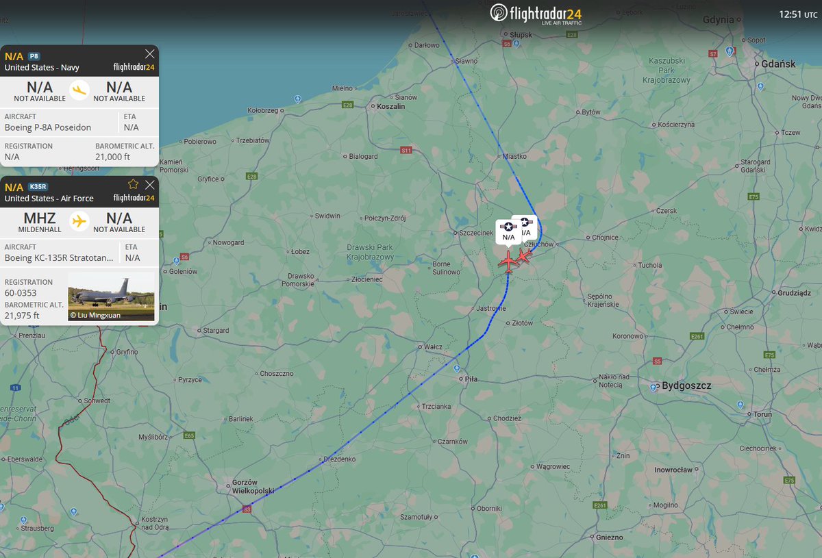PolishMilRadar's tweet photo. 📅05.12🕑13:51LT - 🇺🇸✈️⛽️ Tankowanie w strefie TSA29
W strefie tankowania TSA29 KATE za kilka chwil rozpocznie się tankowanie w powietrzu z udziałem: ✈️ #HOBO10 Boeinga KC-135R Stratotanker "60-0353" Sił Powietrznych Stanów Zjednoczonych #USAF 🇺🇸, który wystartował z amerykańskiej bazy RAF Mildenhall #EGUN w Wielkiej Brytanii 🇬🇧 oraz ✈️ Boeinga P-8A Poseidon (brak dokładniejszych dancych) lotnictwa Marynarki Wojennej Stanów Zjednoczonych #USNavy 🇺🇸, który z kolei wystartował z Keflaviku #BIKF na Islandii 🇮🇸
🔗https://t.co/TJXjY1FsBq
#POLMILRADAR