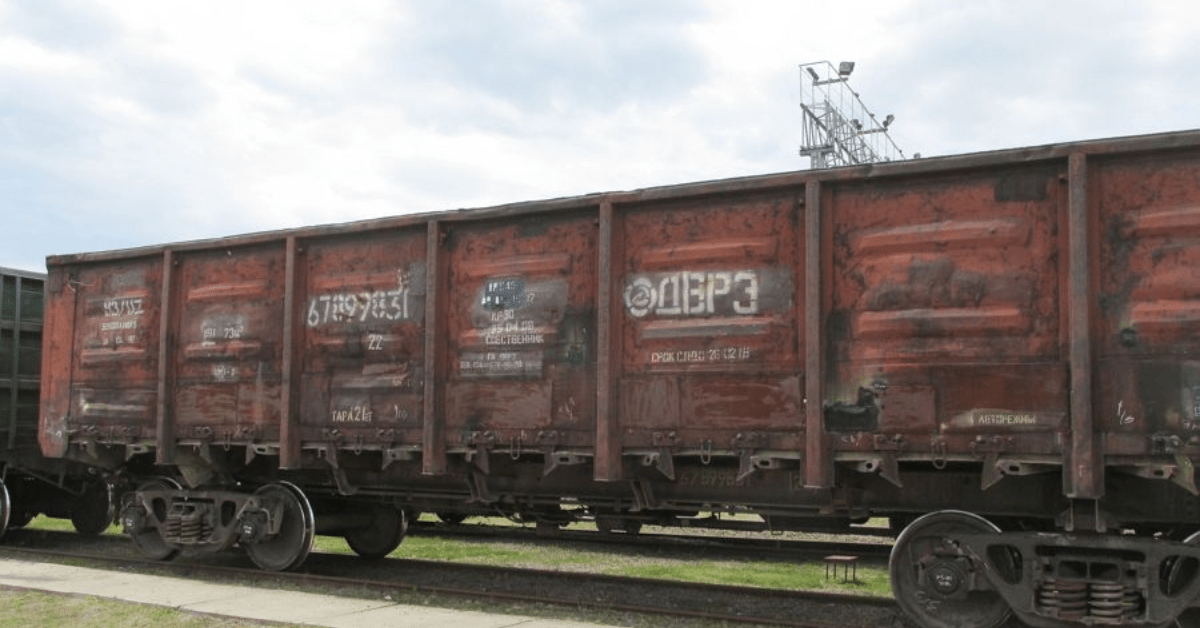 InsiderRail's tweet photo. Ukrzaliznytsia has around 250,000 t of scrap stored at its sites, with nearly 100,000 t added each year — about 18% of Ukraine’s annual scrap collection.

The company lacks staff to properly prepare decommissioned assets for sale.

In 2025, UZ would need to sell roughly 250,000 t of scrap (150,000 t in stock plus 100,000 t newly generated), but admits it is unlikely to manage this volume.
This year, only 25,000 t were shipped out of the planned 100,000 t.