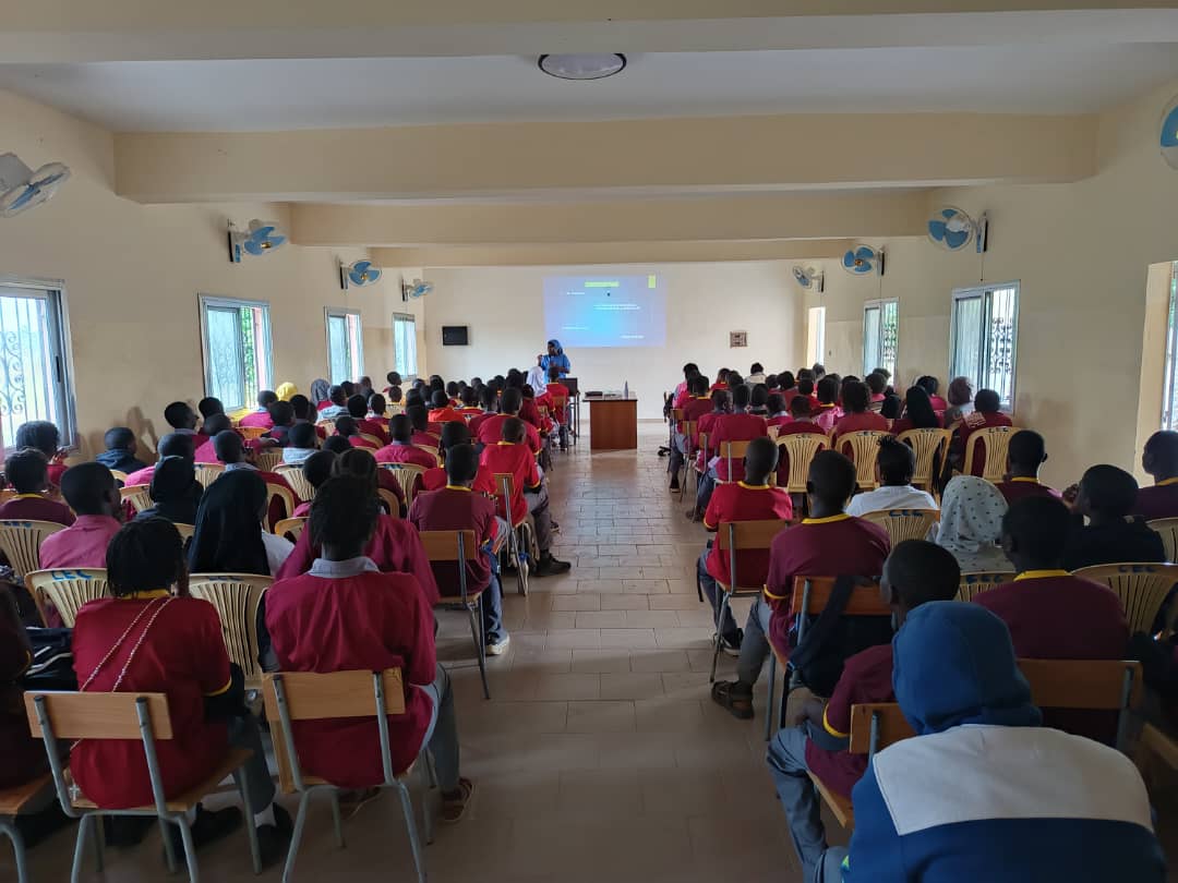 Sr Rose M. DIOUF (Religieuse sénégalaise en Mission en France, Docteure en philosophie et en Sciences de l'Information et de la Communication. Coach certifiée PNL.) s'est entretenue avec tous les élèves des Écoles Pies Sokone sur  Les dangers du numérique (cas des réseaux sociaux