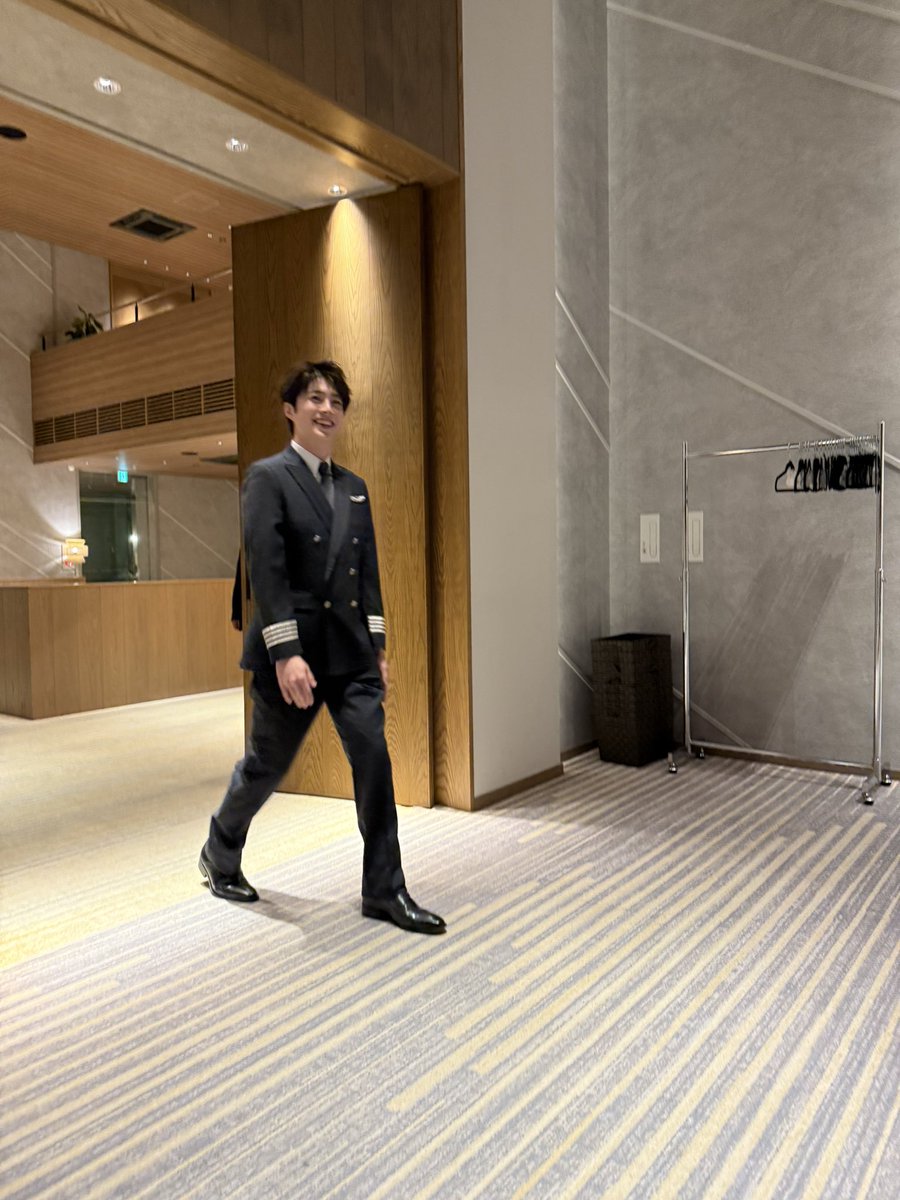 crowbar_0418's tweet photo. こちらは貴重な機長の制服を着る推し。

#みや旅
#推しみや旅
#佐藤信長
#ソラシドエア https://t.co/LuhHa6G1YA