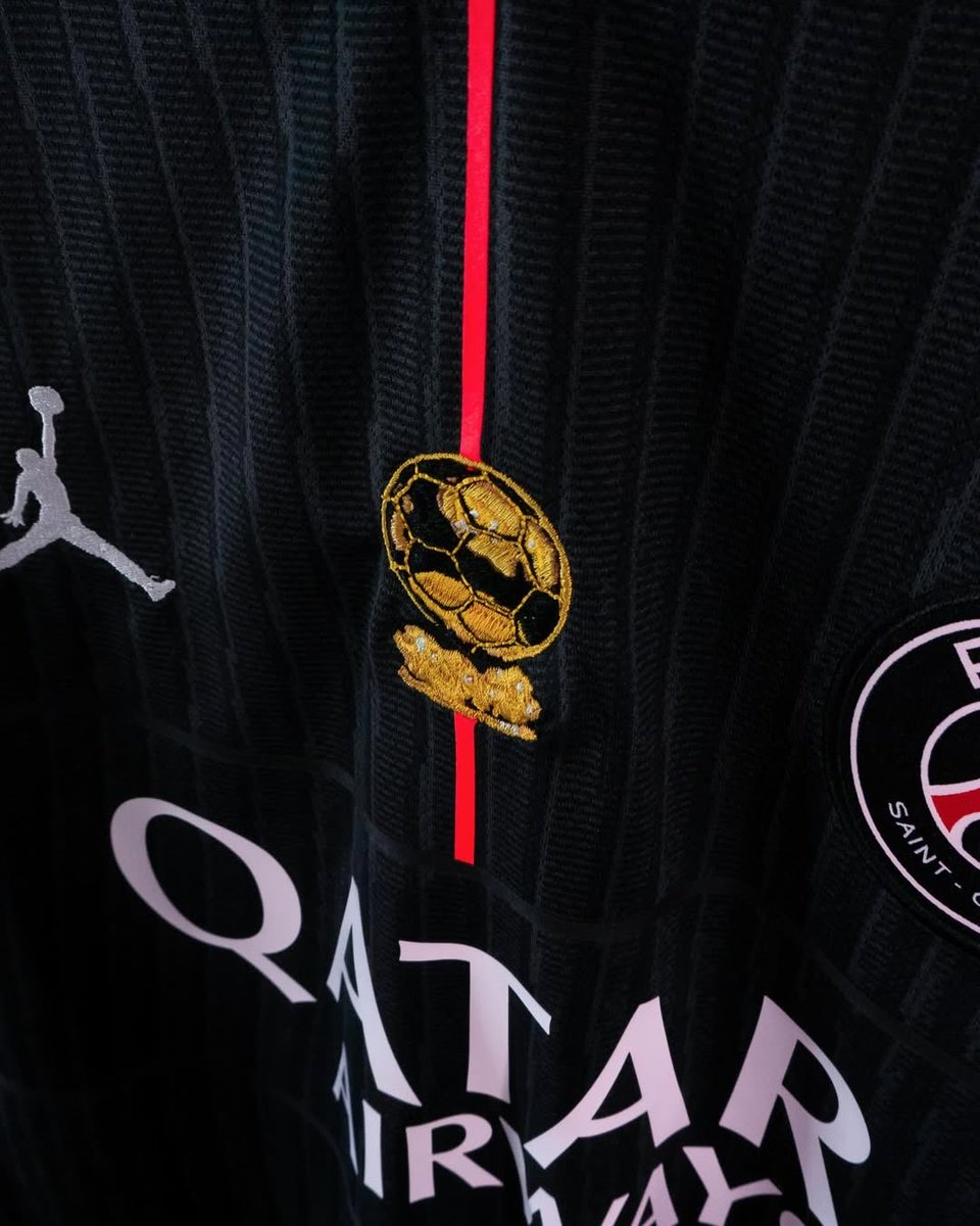 MookieBarbu's tweet image. J’ai juré, le flocage Dembélé fait brodé, c’est grave stylé, surtout avec le petit détail du Ballon d’Or ! 🌕