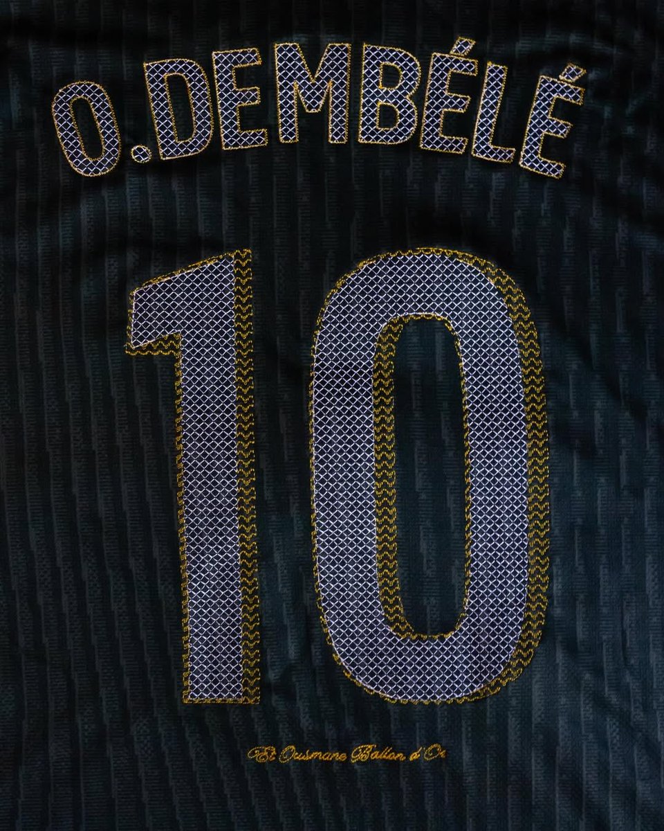 MookieBarbu's tweet image. J’ai juré, le flocage Dembélé fait brodé, c’est grave stylé, surtout avec le petit détail du Ballon d’Or ! 🌕