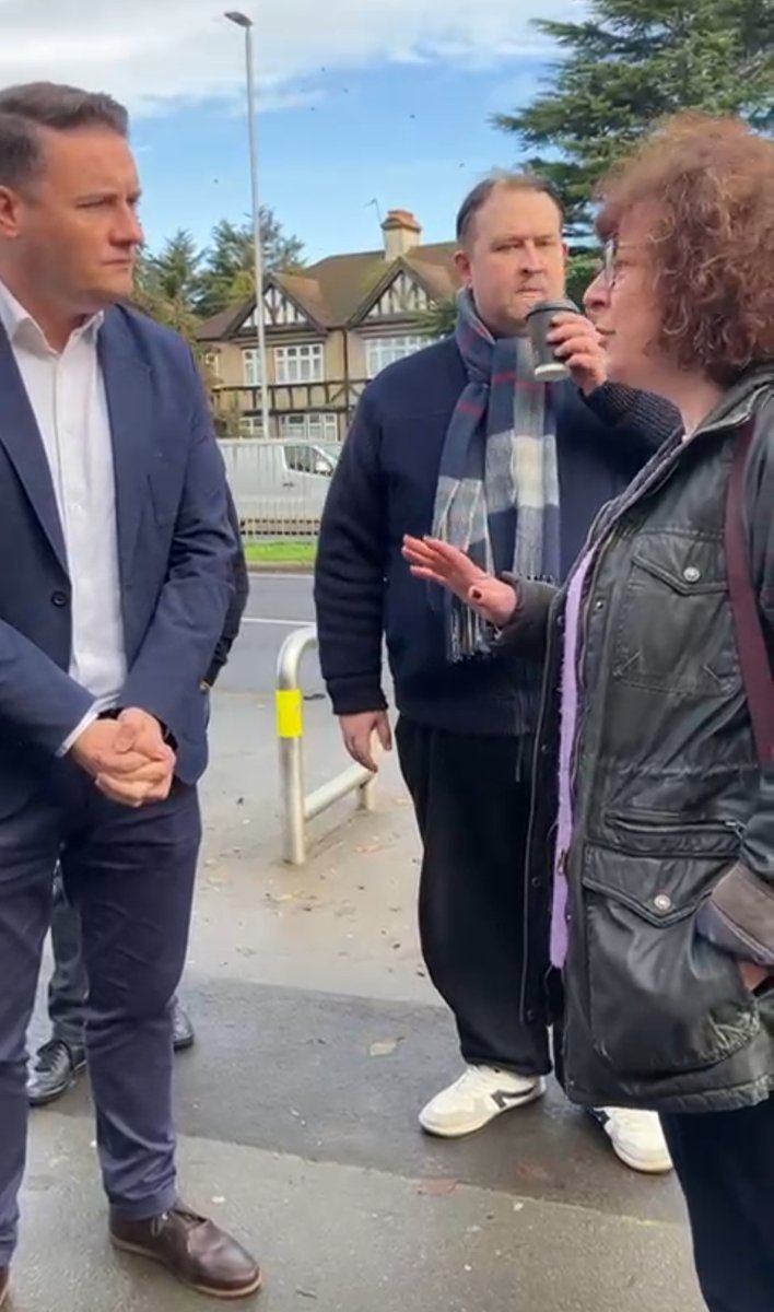 🚨BREAKING: #NHS patients are outside <a href="/wesstreeting/">Wes Streeting</a>'s  office after waiting 392 days for a meeting.

Meanwhile, Wes has found time to accept £220k+ from private healthcare linked donors.

So today they came to his office and only then did he FINALLY agree to meet with them.