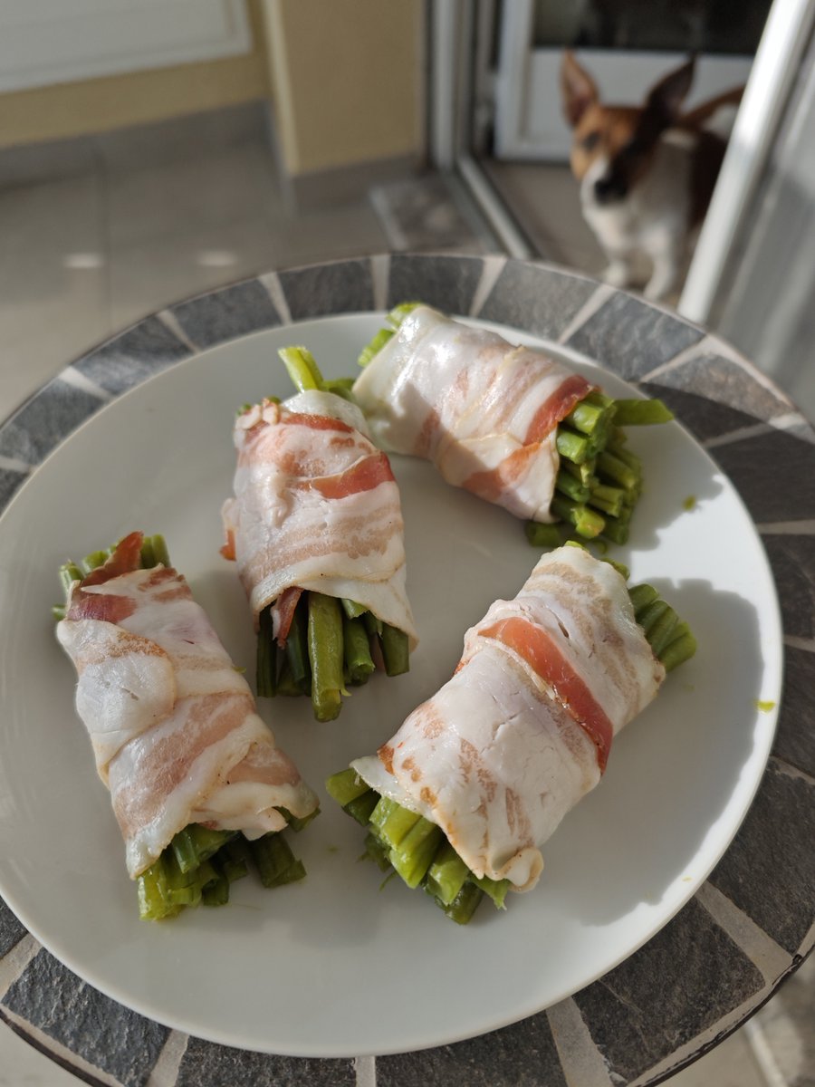 Ich habe eben mal etwas vorbereitet.

Typisch italienisches Traditionsgericht: 
"Involtini di fagiolini e speck". 😀

Jetzt habe ich Kartoffeln, Rotkraut, und die Grünen Bohnen zum Wildschweingulasch als Beilagen zur Auswahl. 😋

Kartoffeln müssen weg, einmal Bohnen, etwas