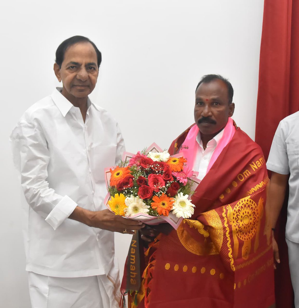 TeluguScribe's tweet photo. తెలంగాణ ముఖ్యమంత్రిగా తాను దత్తత తీసుకున్న, గజ్వేల్ నియోజక వర్గ పరిధిలోని, ఎర్రవెల్లి, నర్సన్నపేట గ్రామాల నూతన సర్పంచులు..  వార్డు మెంబర్లు కేసీఆర్‌ని మర్యాద పూర్వకంగా కలిసి ఆశీర్వాదం తీసుకున్నారు https://t.co/IUIt8jyNHz
