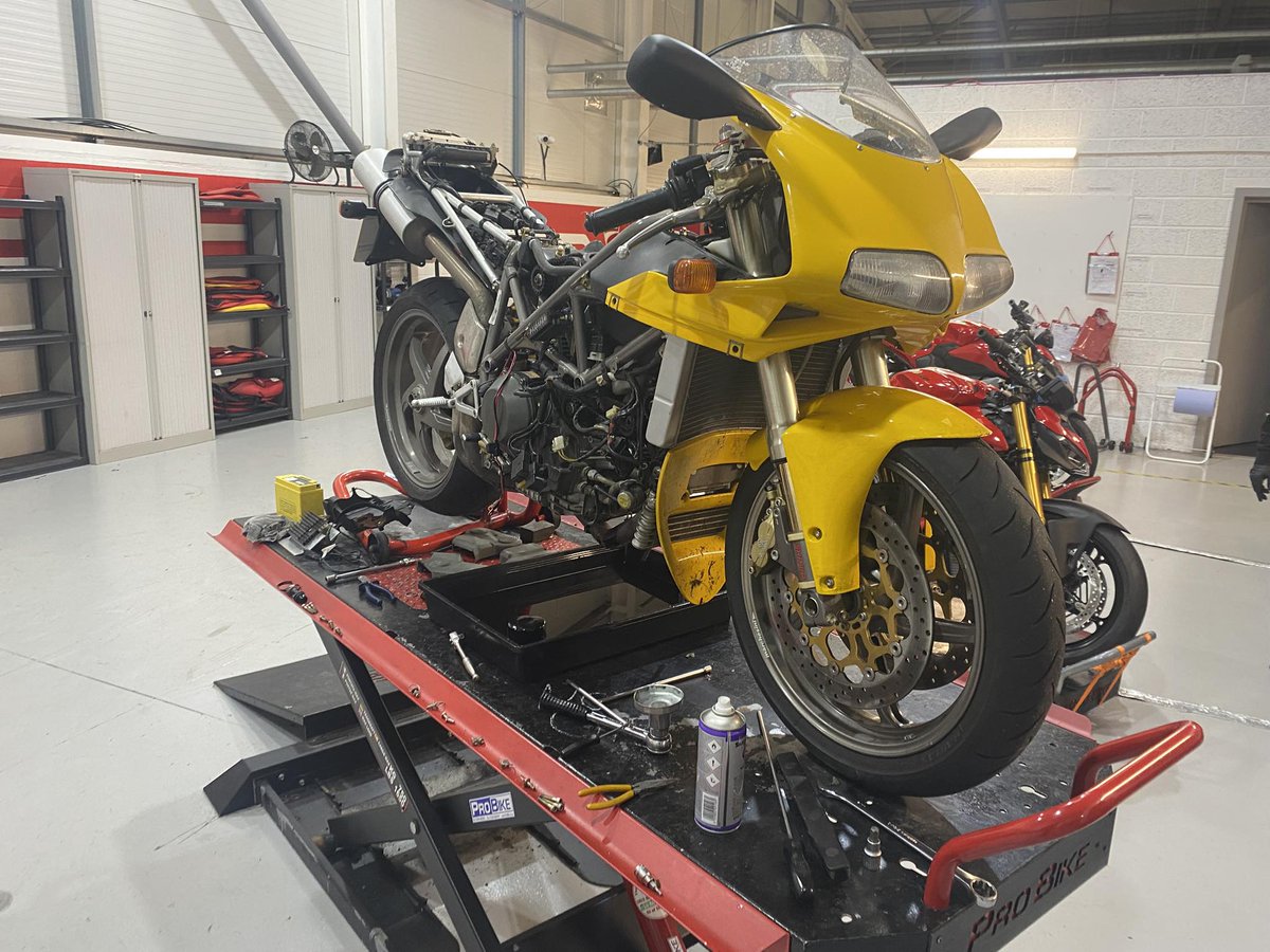 A perfect example of how to really maximise the use of the MGE75 electro-hydraulic motorcycle lift in the Ducati Dundee workshop 🧰⚙️