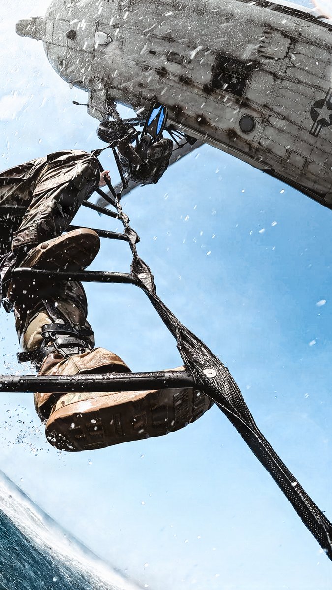 USNavy's tweet image. Dropped in. Locked in. 🚁🌊🔒

Sailors with Explosive Ordnance Disposal Mobile Unit (EODMU) 11 conduct helicopter casting training in the Pacific Ocean, Nov. 21, 2025. 

EODMU 11, a subordinate command of Explosive Ordnance Disposal Group (EODGRU) 1, operates as part of the Navy…